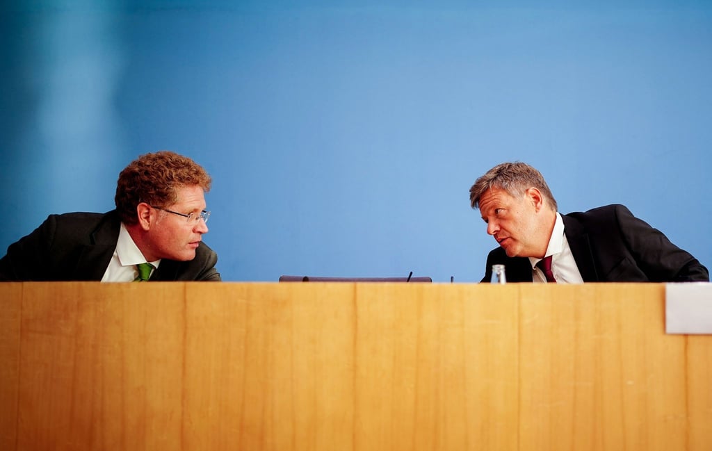 Bundeswirtschaftsminister Robert Habeck (Grüne, r) und sein Staatssekretär Patrick Graichen.