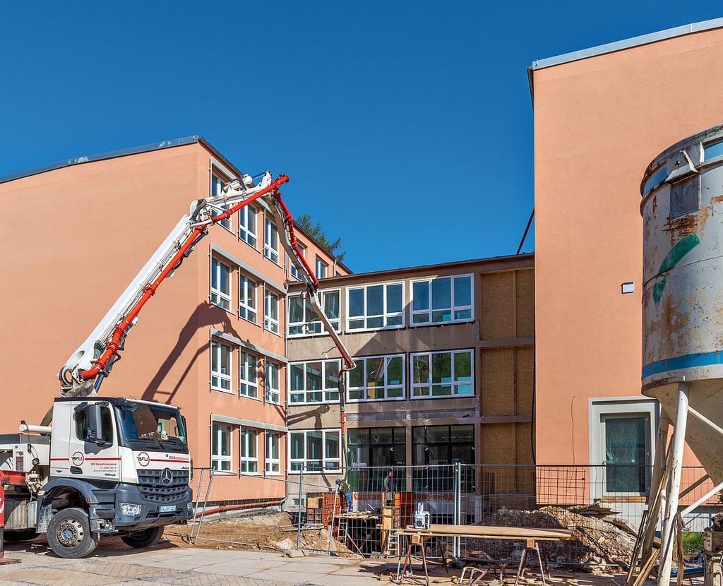 Die Sanierung der Max-Klinger-Grundschule in Kleinjena: „W+H-Bau“ aus Naumburg betoniert gerade die Treppe des umgestalteten Eingangsbereichs. Im Laufe des Jahres soll auch noch eine Photovoltaik-Anlage aufs Dach.