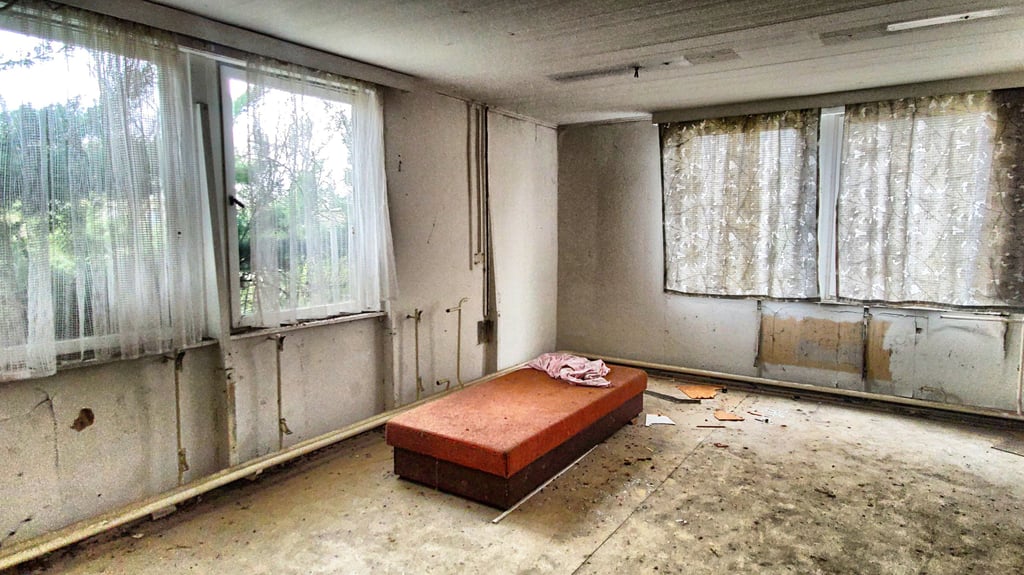 DDR-Klappbetten stehen überall in den Ruinen des Zwangsarbeiterlagers in Schkopau.