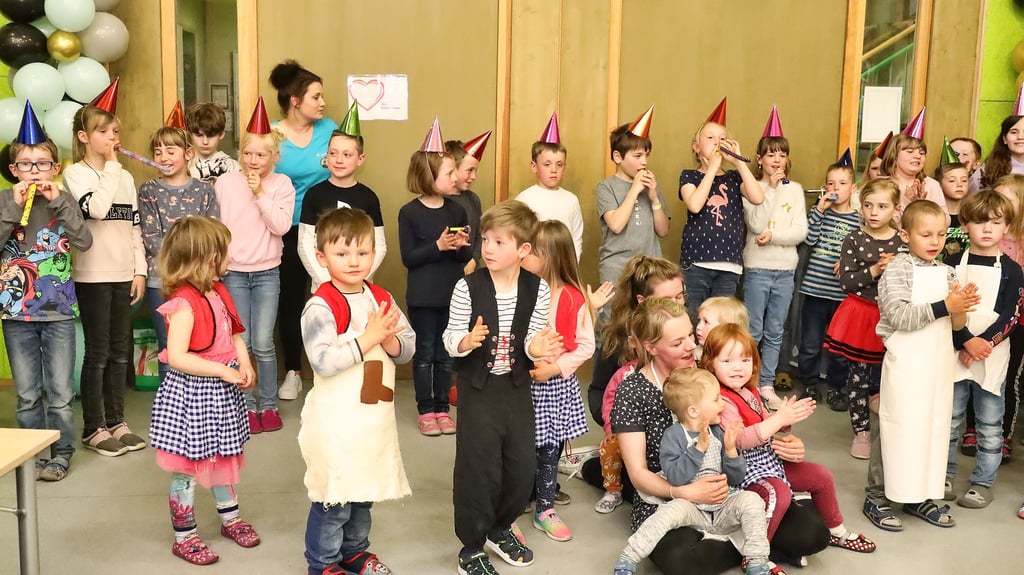 Kinder ließen die 50 Jahre in einem kleinen Programm Revue passieren.
