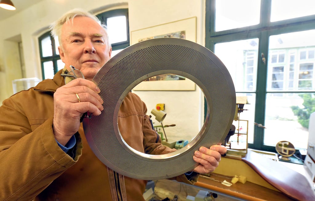 Otto Kappes zeigt in seinem 2008 eröffneten privaten Spinndüsenmuseum in Gröbzig eine Edelstahldüse zur Herstellung von Polyesterfasern.