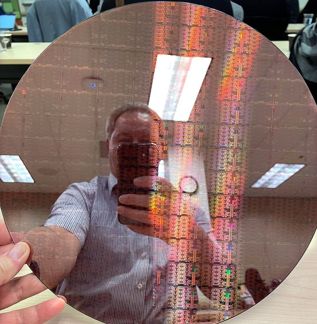 Thomas Kluge hat einen sogenannten Waver fotografiert. Dieser soll künftig in der Börde gefertigt werden. Auf ihm befinden sich die etwa einen Zentimeter großen Computerchips von Intel.