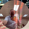 Thomas Kluge hat einen sogenannten Waver fotografiert. Dieser soll künftig in der Börde gefertigt werden. Auf ihm befinden sich die etwa einen Zentimeter großen Computerchips von Intel.