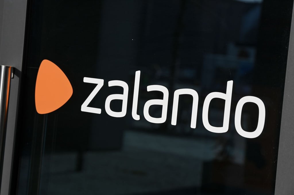 Blick auf das Logo des Onlinehändlers auf dem Zalando Campus am Mercedes-Platz.