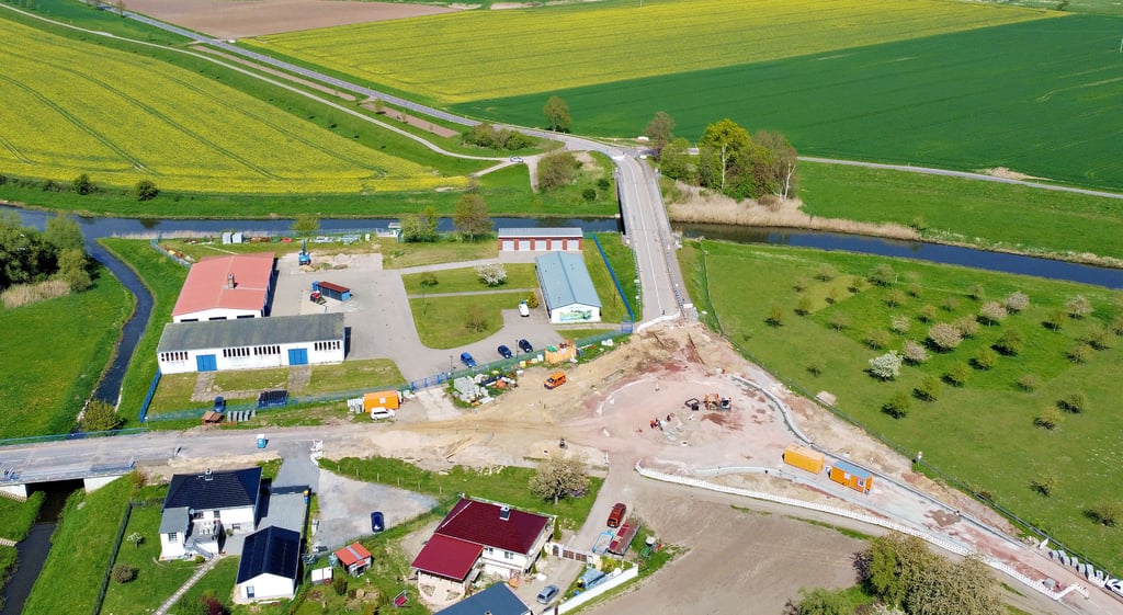 Blick auf die Kreisverkehr-Baustelle nahe der künftigen A14 im Landkreis Stendal. Weil das Land eine Baustraße als Umgehung ablehnt, droht der Hansestadt Seehausen zur Getreideernte ein Verkehrskollaps.