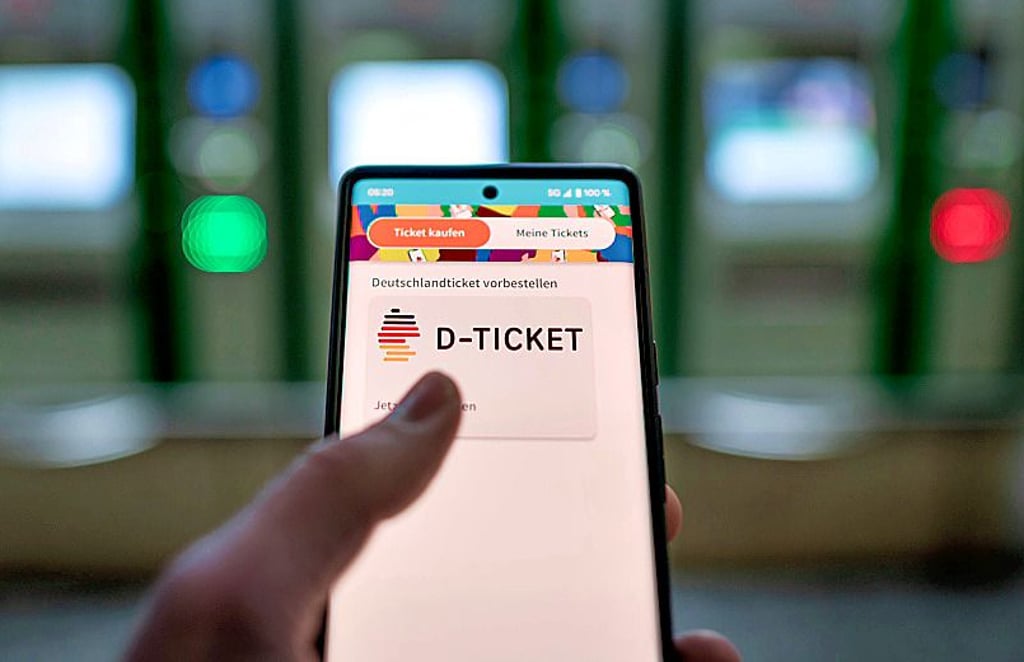 Seit dem 1. Mai gilt das bundesweit gültige Deutschlandticket. Der Abo-Fahrschein kann auch über die KVG bezogen werden.