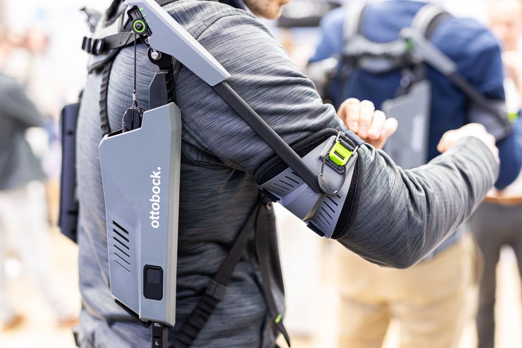 Ein Mitarbeiter trägt zu Demonstrationszwecken auf der Industriemesse Hannover Messe am Messestand von Ottobock ein Exoskelett.