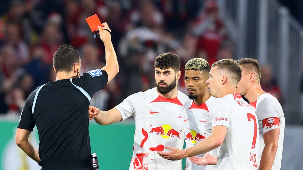 Zwei Spiele Sperre für Josko Gvardiol (M.) nach dieser Roten Karte