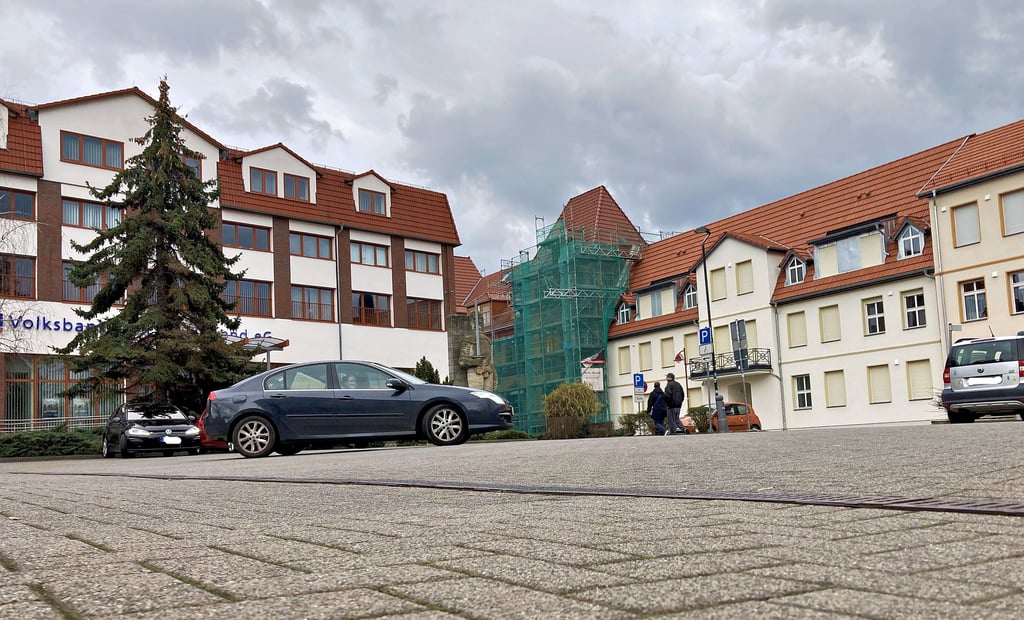 Der Rolandplatz liegt zwischen Jacobistraße, Magdeburger Straße und Brüderstraße und ist der einzige zentral in der Innenstadt gelegene Parkplatz in Burg.