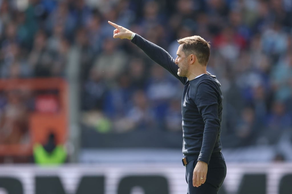 Hannovers Trainer Stefan Leitl steht an der Seitenlinie.