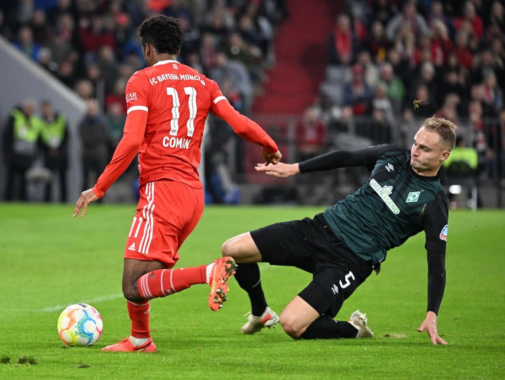 Kingsley Coman (l) von München kämpft mit Amos Pieper von Bremen um den Ball.