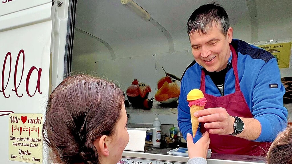 Mario Hampel verkauft seit 23 Jahren Eis aus dem „Puntschella“-Mobil und sorgt für Freude bei seinen Kunden.