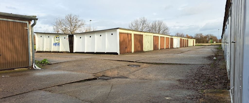 Dem Garagenkomplex am Storchennest droht der Abriss und den Garagenbesitzern Kosten.
