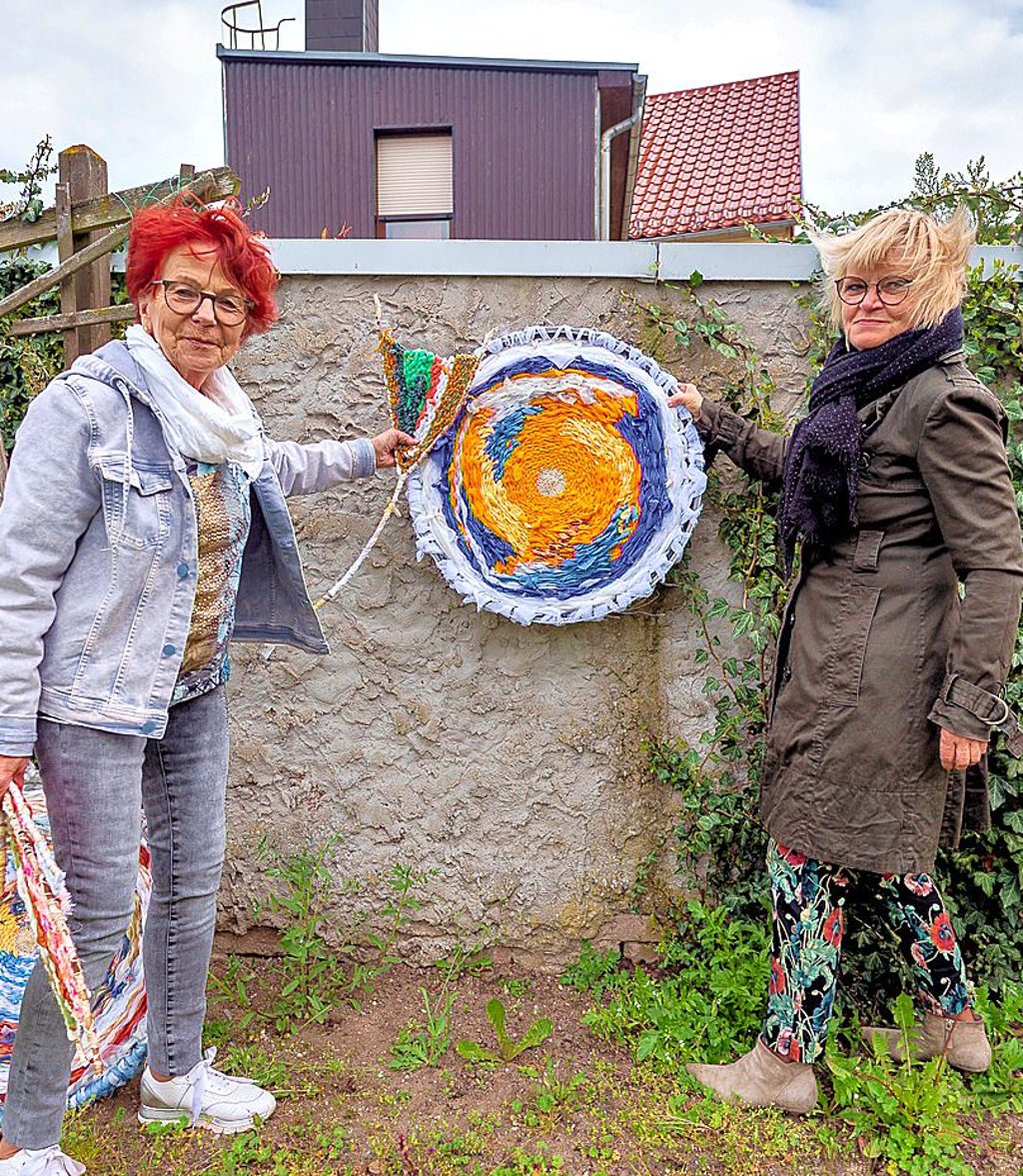 Giesela Scheffler (l.) und Stefanie Schmidt haben Textilkunst in Gommern im Rosengarten installiert.