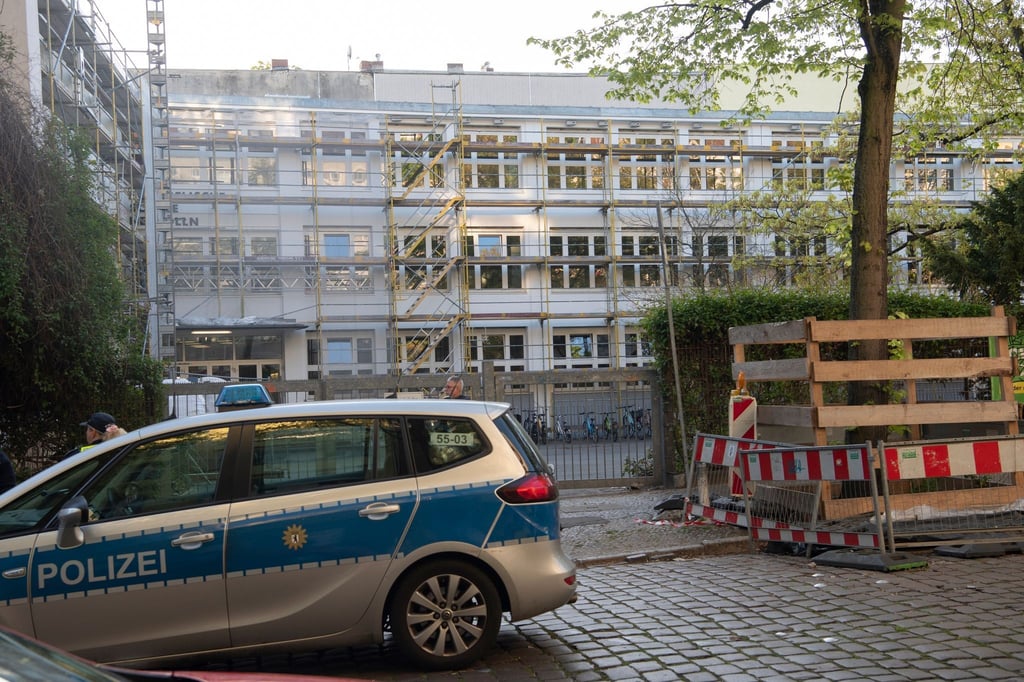 Ein Polizeiwagen steht vor der evangelischen Schule Neukölln an der Mainzer Straße.