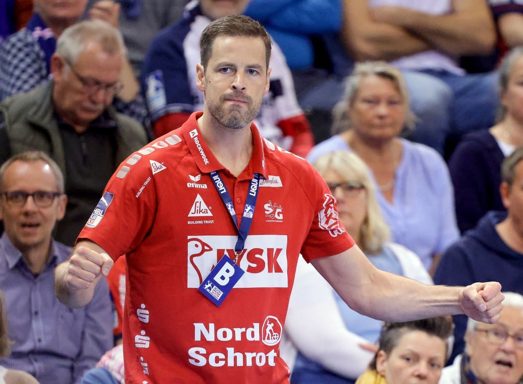 Flensburgs Trainer Mark Bult gestikuliert an der Seitenlinie.