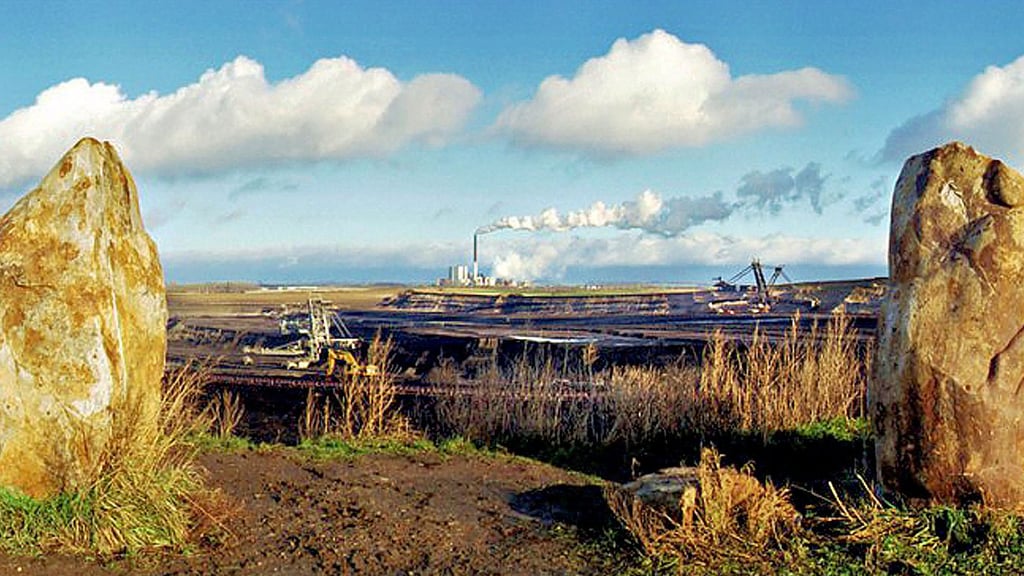 In Veränderung: die Braunkohleregion des Helmsteder Reviers mit Blick auf das stillgelegte Kraftwerk Buschhaus bei Schöningen.
