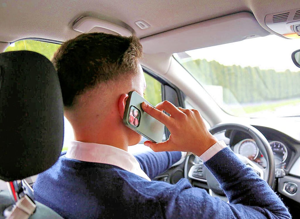 Wer in den Niederlanden als Autofahrer mit Handy am Steuer erwischt wird, ist 380 Euro los.