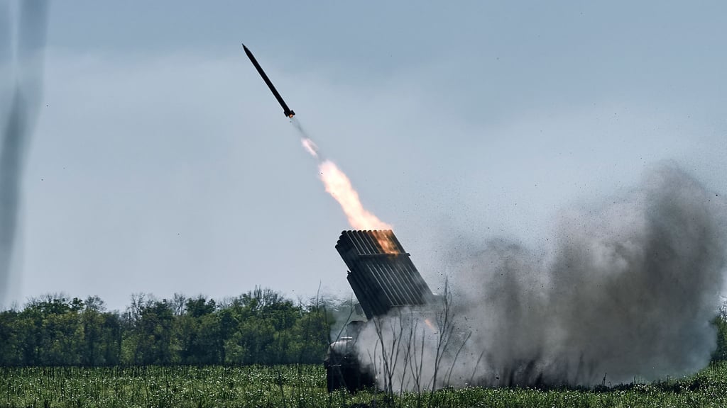 Mit einem Mehrfachraketenwerfer werden russische Stellungen an der Frontlinie in der Nähe von Bachmut attackiert.
