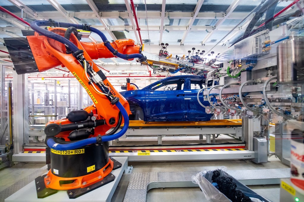 Roboter montieren im VW-Werk Bauteile des ID.4.