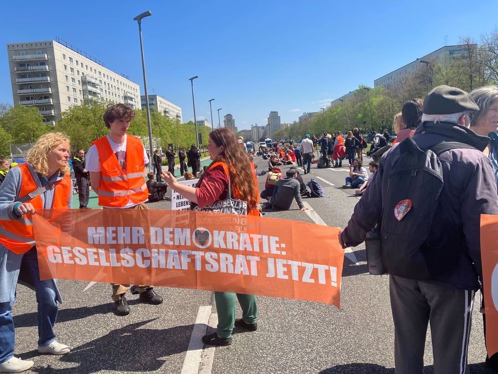 Mitglieder der Klimaschutzgruppe „Letzte Generation“ demonstrieren am Berliner Alexanderplatz.