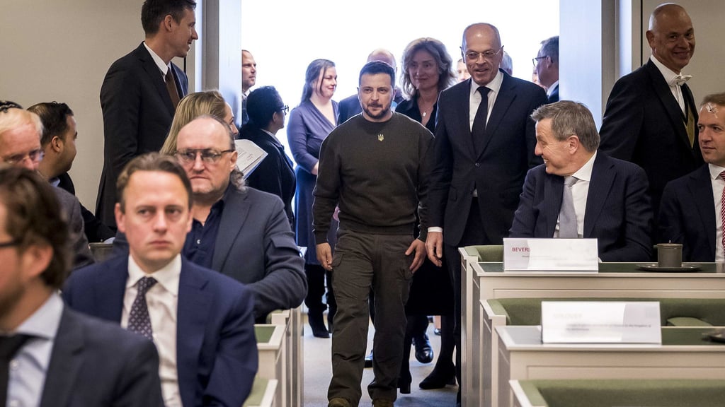 Wolodymyr Selenskyj (M), Präsident der Ukraine, betritt den Plenarsaal in Den Haag zu einem Treffen mit Mitgliedern des Senats und des Repräsentantenhauses.