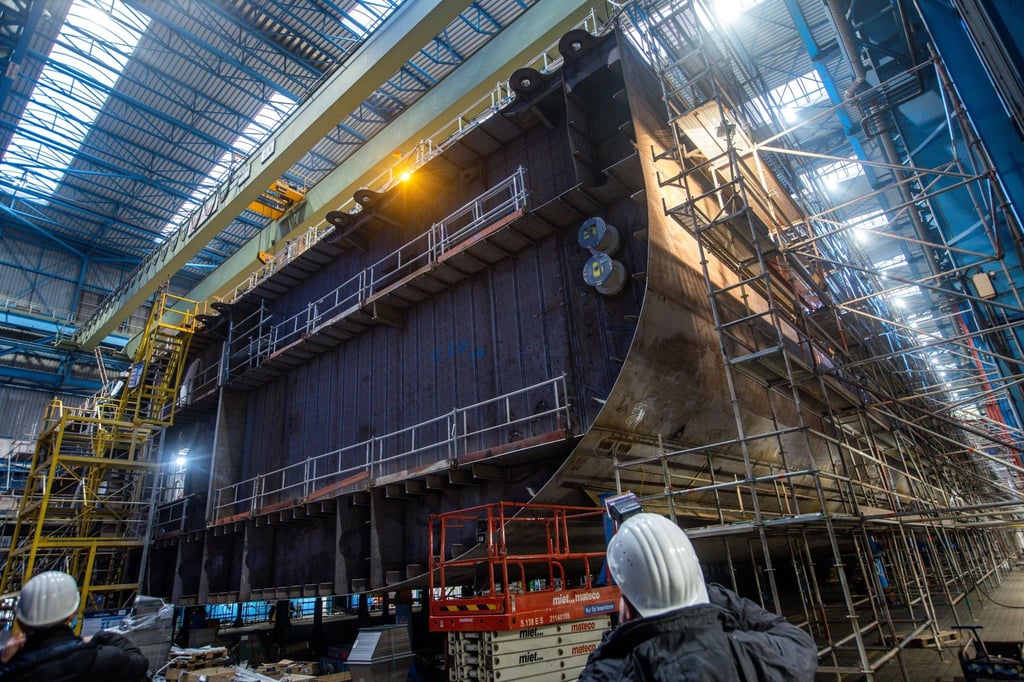 Die Maschinenhaussektion für den Bau eines neuen Kreuzfahrtschiffs entsteht in einer der Montagehallen der Neptun-Werft in Warnemünde.