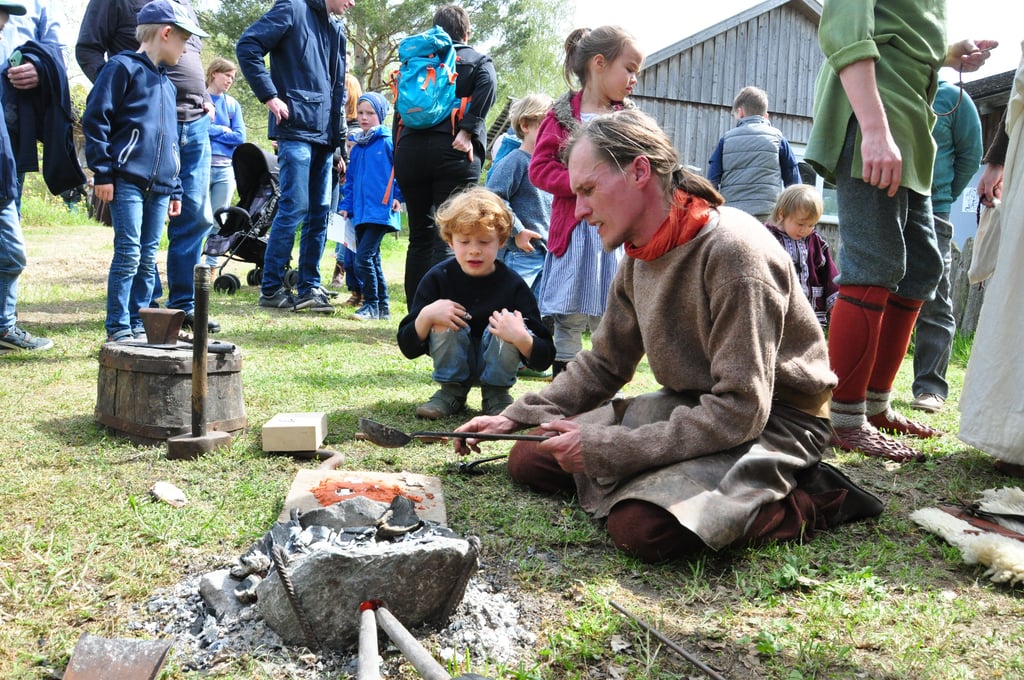 Neugierig verfolgten die Besucher, wie Holger Schwerin in der Langobardenwerkstatt Zethlingen eine Eberfibel herstellte.