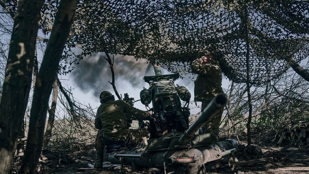 Ukrainische Soldaten feuern eine Kanone auf russische Stellungen an der Frontlinie in der Nähe von Bachmut, in der Region Donezk.