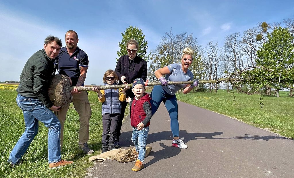 Baumstarke Aktion mit starker Unterstützung in Loburg. Beim Auftakt pflanzten die Familie Kempka und Dennis Vornkahl von der Firma Seniorenumzug, die Physiotherapie von Karin Bulitz neue Bäume am Weg nach Dalchau.