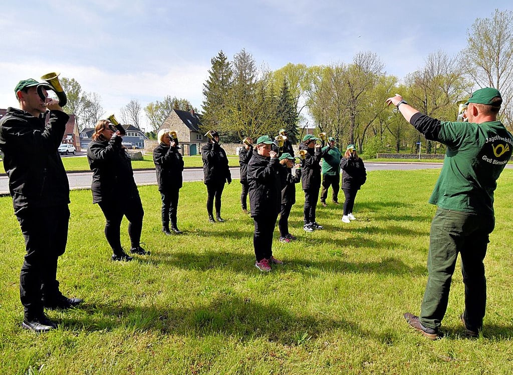 Die Jagdhornbläsergruppe Groß Börnecke gab das Signal für das Maifest und das Aufstellen des Maibaumes.