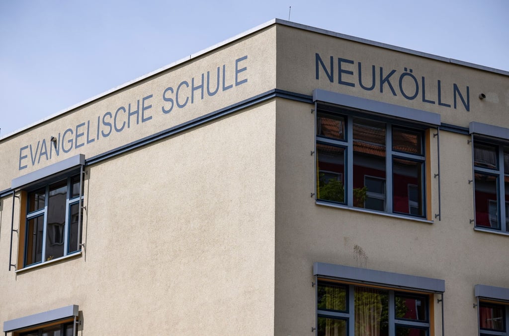 Blick auf das Gebäude der Evangelischen Schule Neukölln.