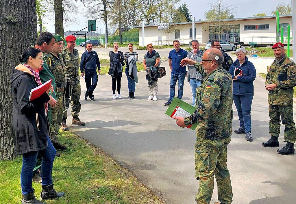 Am Sportplatz in Flechtingen wurden Absprachen für die Veranstaltung zur Patenschaftsunterzeichnung am 8. Juni getroffen.