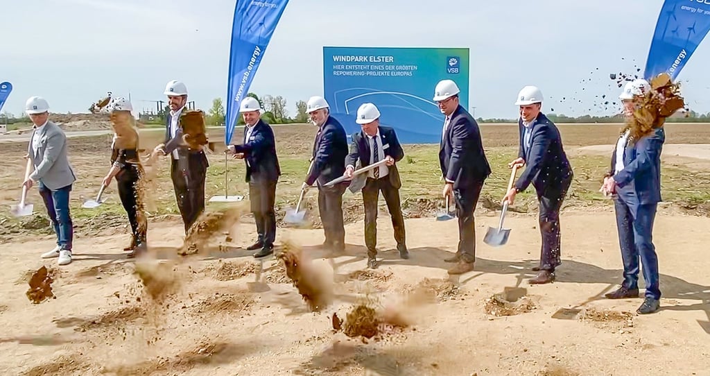 Die Manager vom Investor VSB, ein Minister, ein Landrat, und zwei Bürgermeister setzen zum symbolischen ersten Spatenstich an.