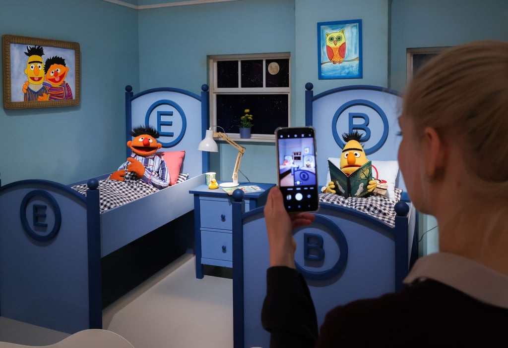 Blick in die Ausstellung „Sesamstraße. 50 Jahre Wer, Wie, Was!“ im Museum für Kunst und Gewerbe (MK&G) in Hamburg.