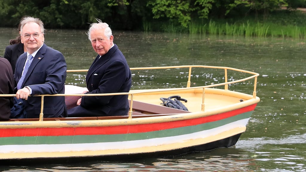 Der damalige Prinz Charles (rechts) und Sachsen-Anhalts Ministerpräsident Reiner Haseloff 2019 im Dessau-Wörlitzer Gartenreich.