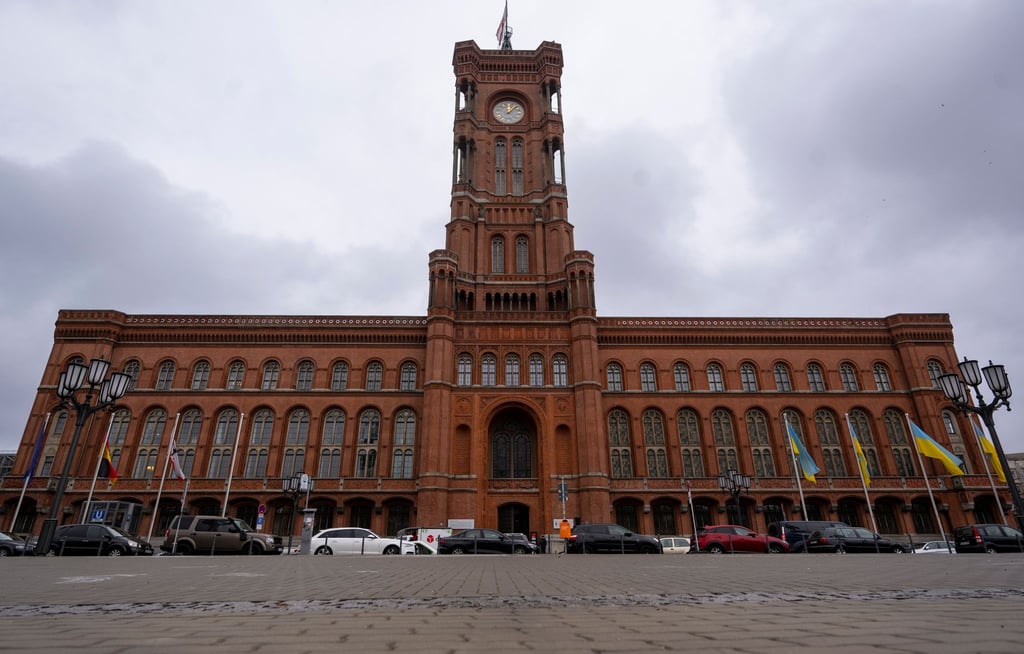Der Turm des Roten Rathauses, Sitz der Senatskanzlei.
