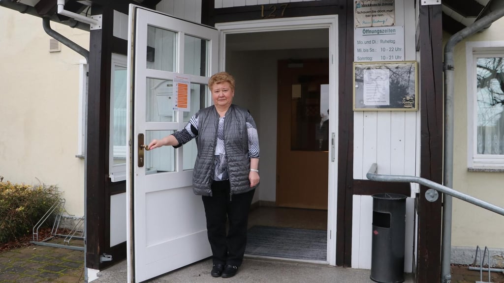 Karin Peetz, Wirtin vom „Bergschlösschen“ in Jessen, möchte endlich die Tür ihres Gasthauses wie gewohnt für Gäste öffnen, damit sie einkehren und verweilen können.