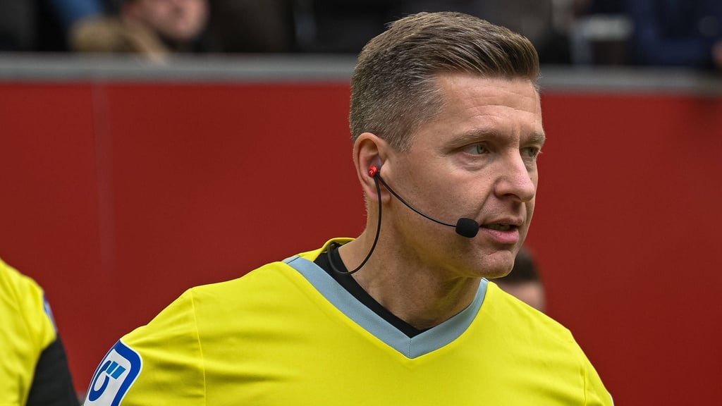 Schiedsrichter Tobias Welz.