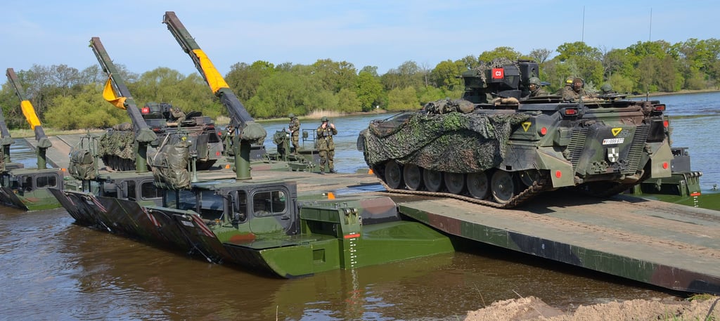 Auf einer solchen aus vier M3-Amphibien bestehenden Fähre können bis zu zwei Panzer - hier zwei Schützenpanzer Marder - übersetzen. Diese Schützenpanzer hier wurden vor dem Übersetzen des Verbands ans andere Ufer gebracht, um von dort aus den Übergang zu sichern.