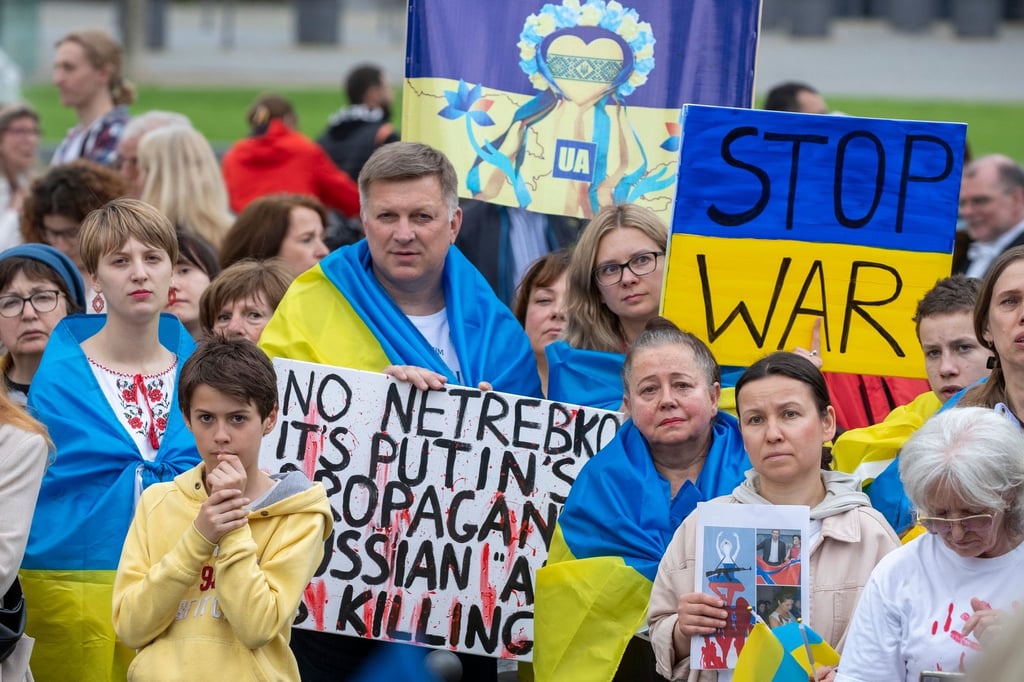 Demonstranten zeigen Solidarität mit der Ukraine und protestieren gegen den Auftritt von Anna Netrebko .