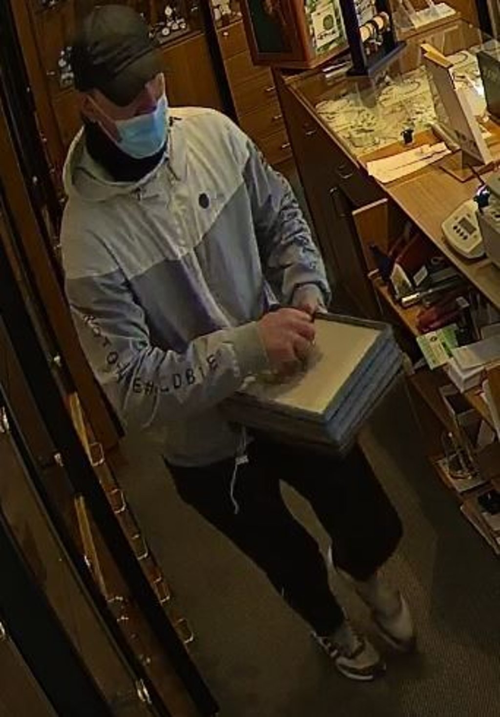 Der erste Täter während des Überfalls in Gommern.