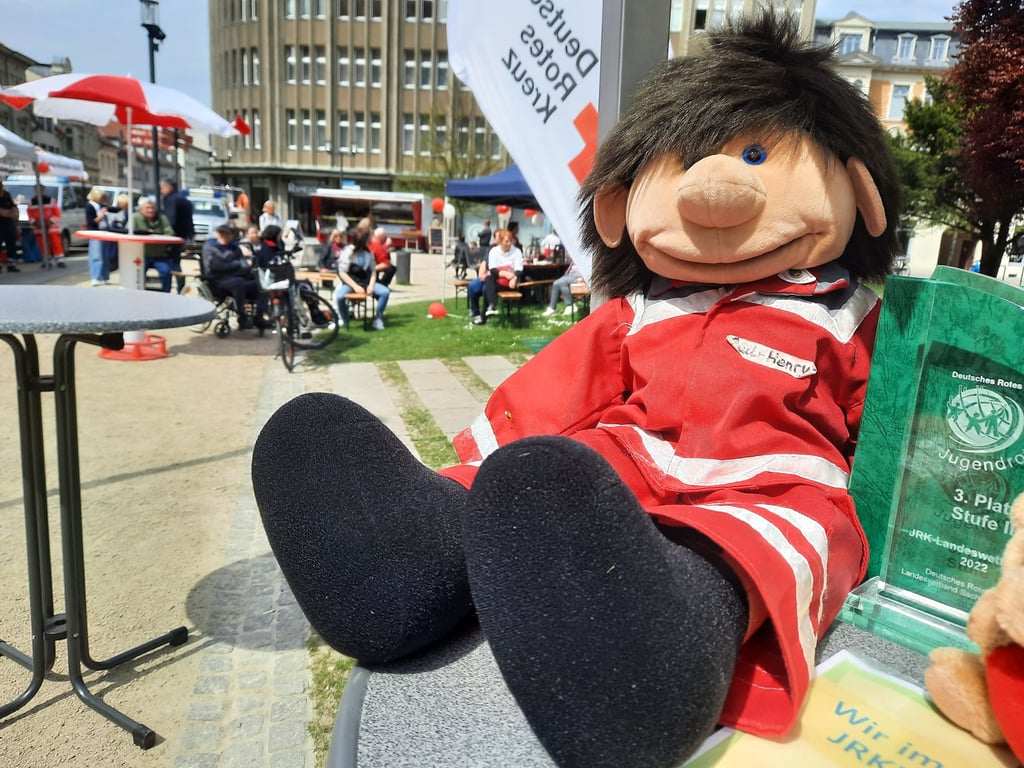 Der DRK Kreisverband Östliche Altmark hat am 5. Mai 2023 den Weltrotkreuztag auf dem Winckelmannplatz in Stendal gefeiert.