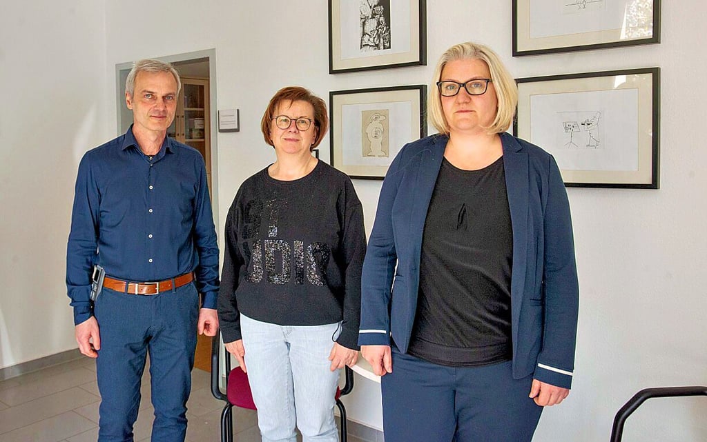 Der Fachlicher Leiter Jens Wagner, Suchttherapeutin Conny Schurade und die Gesamtleiterin der Diakonie Suchthilfe Luisa Berendt (v.l.) sind von den Plänen der Cannabis-Legalisierung nicht begeistert.