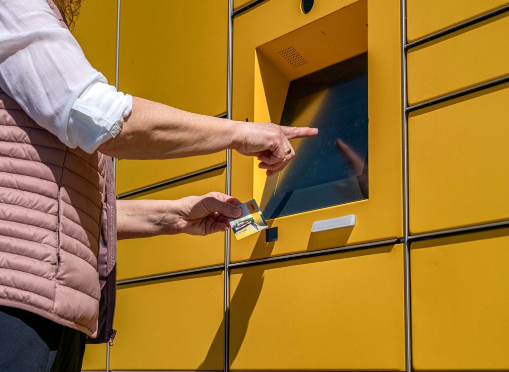 Blick auf eine DHL Packstation.