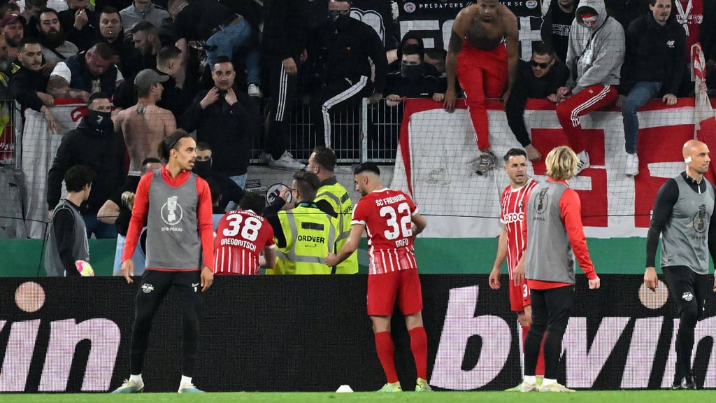 Einige SC-Fans hatten versucht, im DFB-Pokalspiel gegen RB den Platz zu stürmen.