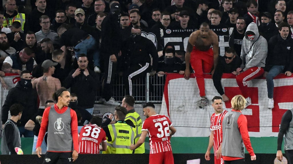 Einige SC-Fans hatten versucht, im DFB-Pokalspiel gegen RB den Platz zu stürmen.