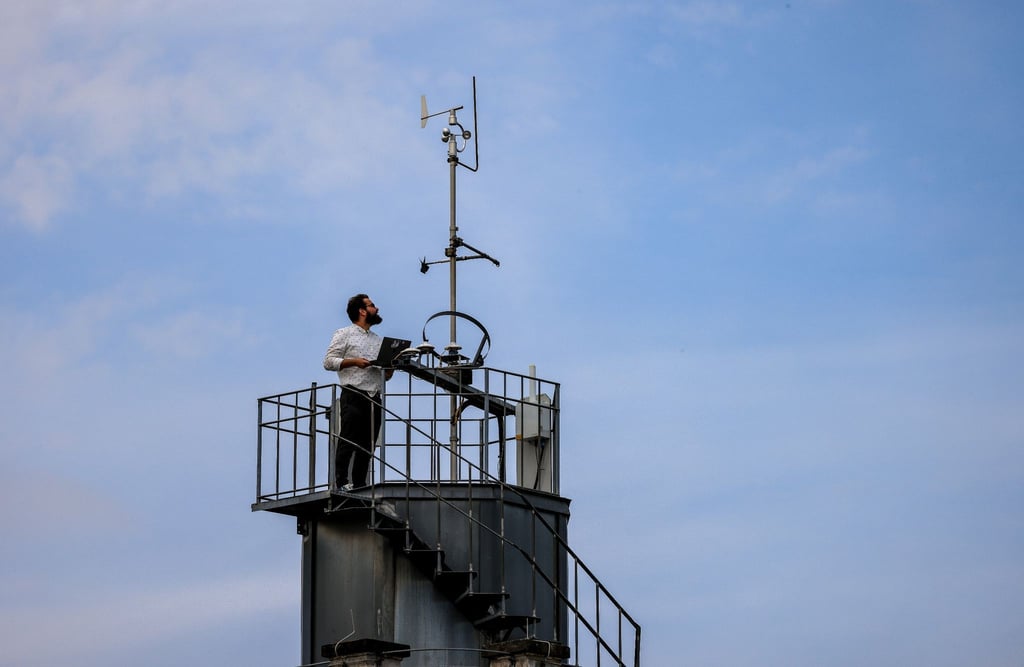 Andreas Foth, Meteorologe und wissenschaftlicher Mitarbeiter am Institut für Meteorologie der Universität Leipzig, steht bei den verbliebenen Messsystemen auf dem Turm des Altbaus des Instituts zur Forschung an Wolken und Niederschlag.