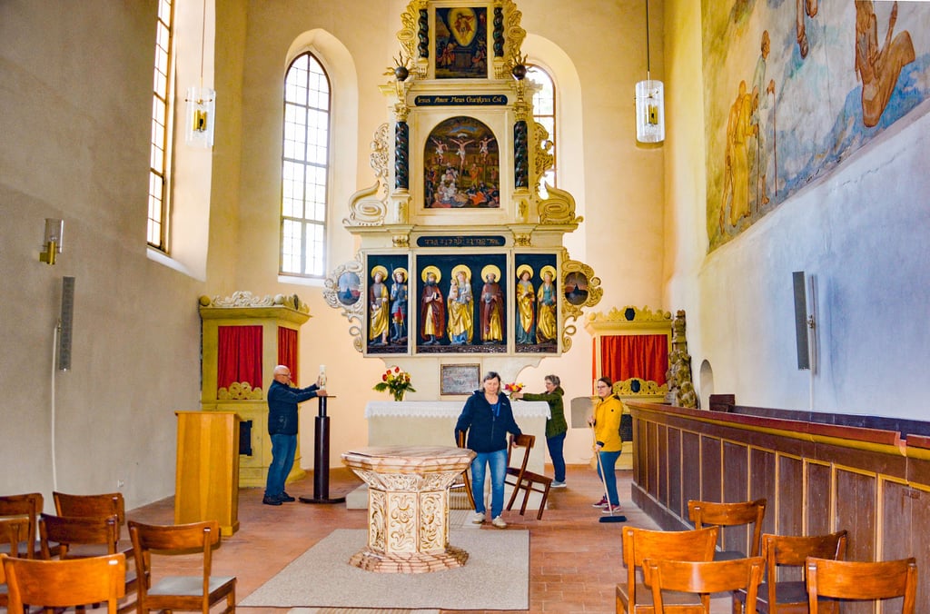 Bernd Löchel (l.), Christel Löchel, Sonnhild Becher und Pfarrerin Anna Mittermayer bringen die Autobahnkirche für das Festwochenende auf Hochglanz.