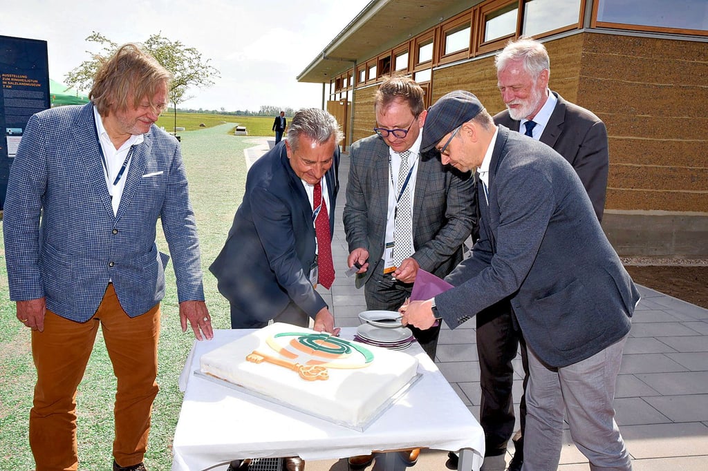 Kathi-Tortenanschnitt im Ringheiligtum. Landesarchäologe Harald Meller (v.l.), Landtagspräsident Gunnar Schellenberger, Landrat Markus Bauer, Architekt Carsten Sußmann sowie Kultusminister Rainer Robra.